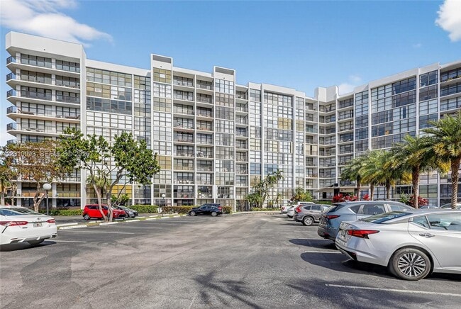 Building Photo - 1000 Parkview Dr
