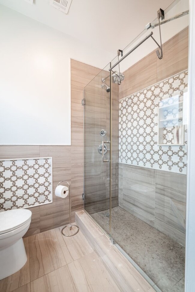 Building Photo - 6 Bed 5 Bath House with Fully Converted Co...