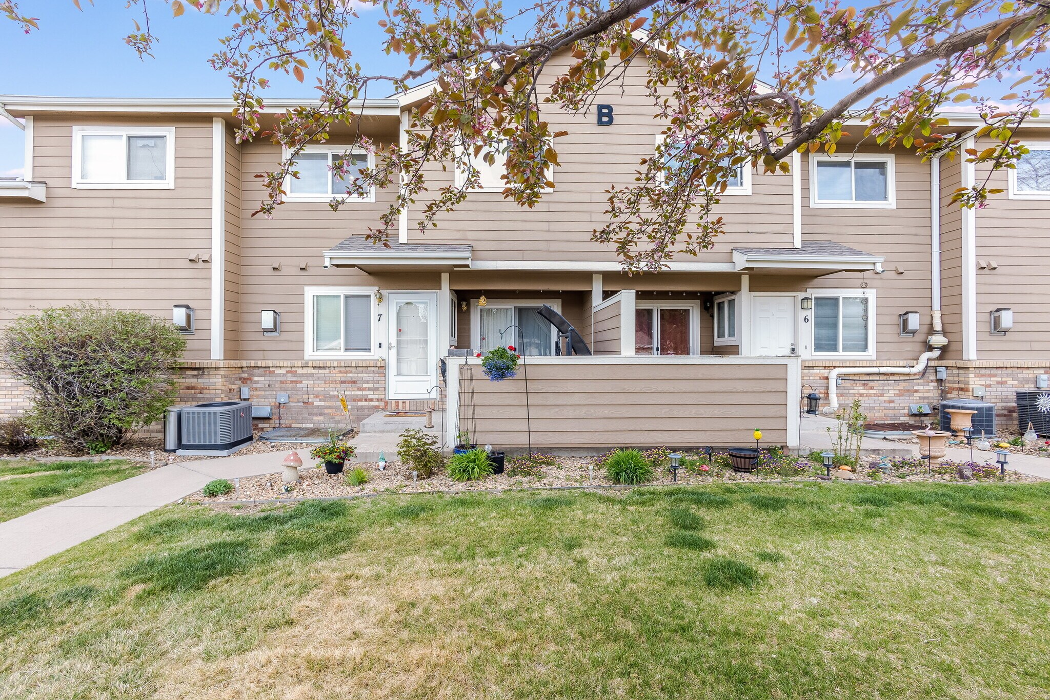 Building Photo - 1601 Great Western Dr