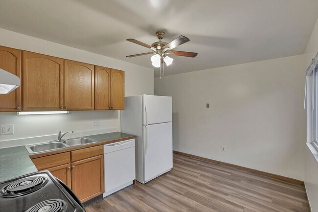 Building Photo - 2460-2462 Hiawatha St