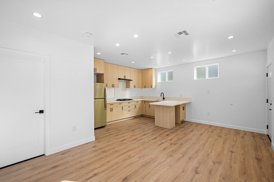 Building Photo - 14302 Van Nuys Blvd