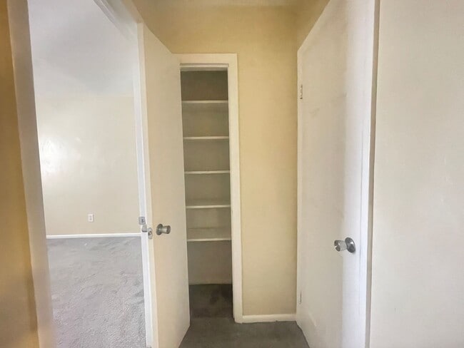 Building Photo - The Perfect 3 Bed, 1.5 Bath Cozy Townhouse
