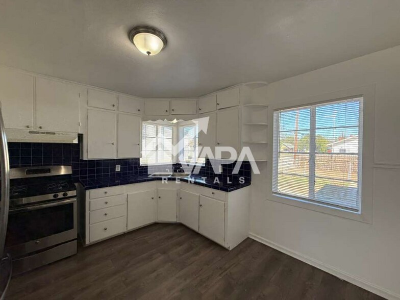 Building Photo - 602 Canton