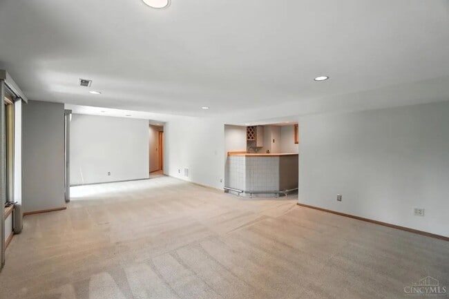 Building Photo - Luxury, Privacy, and Convenience All in One!