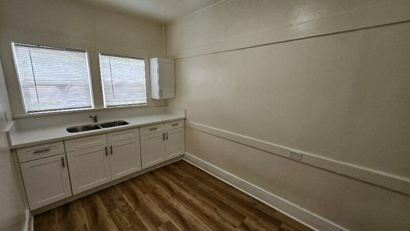 Building Photo - 1330 W 11th St