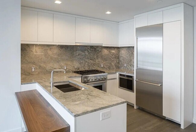 Building Photo - 320 Adolphus Ave