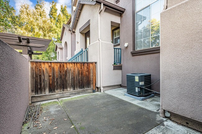 Building Photo - Townhome with AC