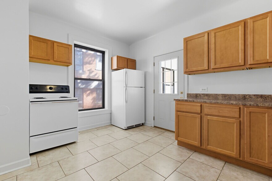 Building Photo - 3939 N Pine Grove Ave