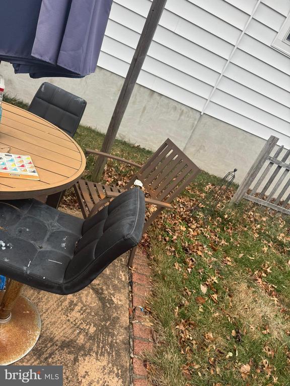 Building Photo - 725 W Mt Vernon St