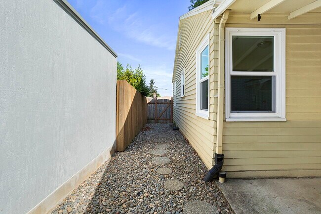 Building Photo - 1806 N Watts St