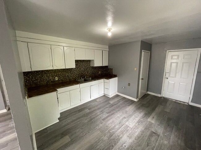 Building Photo - Like new 2 Bedroom home