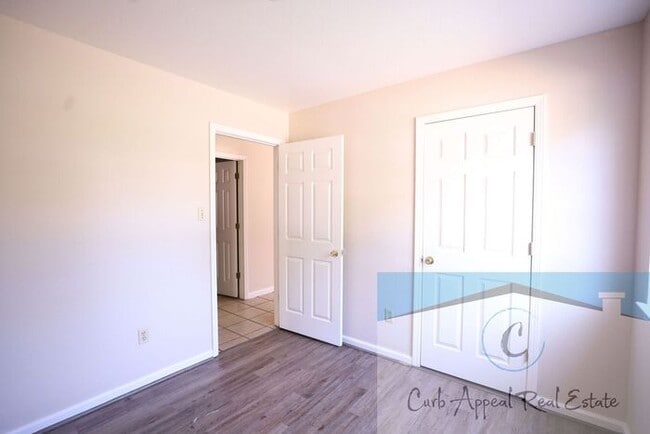 Building Photo - First month move in special $700!! Renovat...