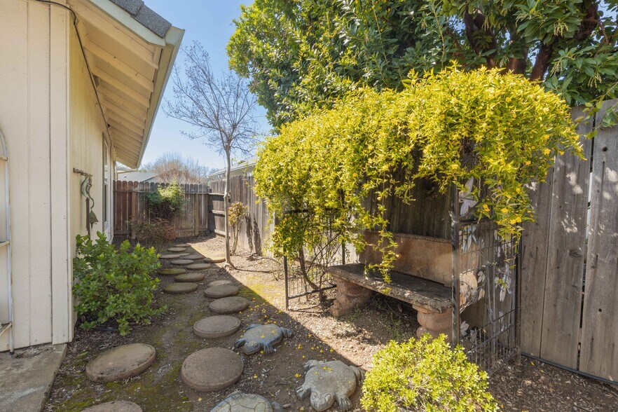Side yard - 197 Yolla Bolly Trl