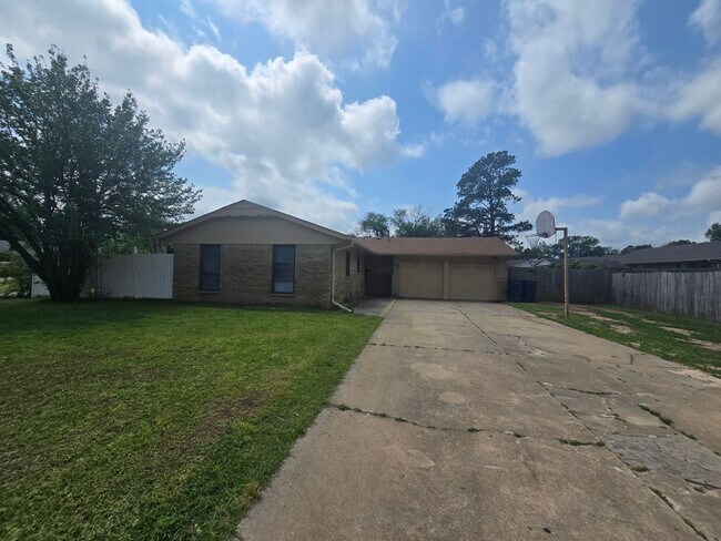 Building Photo - 3 Bedroom 1.5 Bath and 2 Garage home in Shawnee!