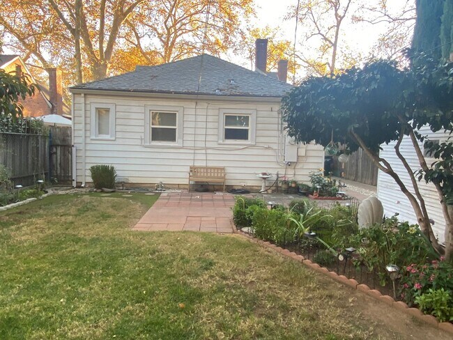 Building Photo - Cozy 2 bed 1 bath available now!