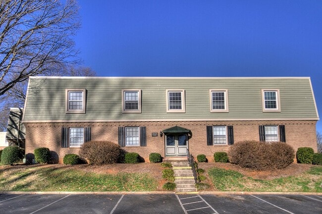 Primary Photo - Cozy 2-BR Dilworth Condo - Move-In Ready!