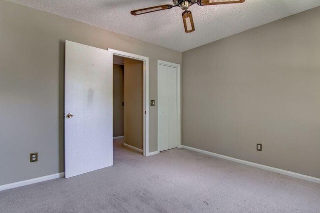 Building Photo - 103 Amberside Dr