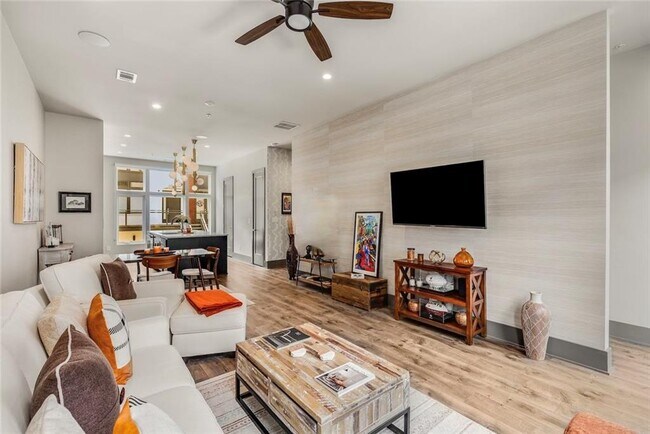 Building Photo - 1300 Chelsea Cir NW