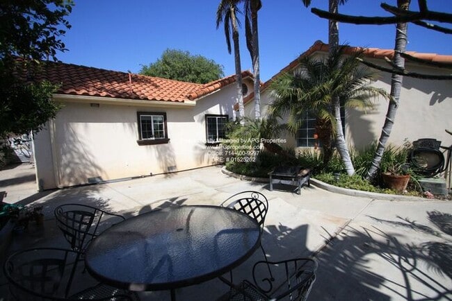 Building Photo - Attractive 4 bedroom / 2 bathroom home wit...
