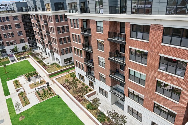 View of courtyard - 701 Swann Ave