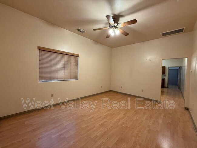 Building Photo - 522 Center St