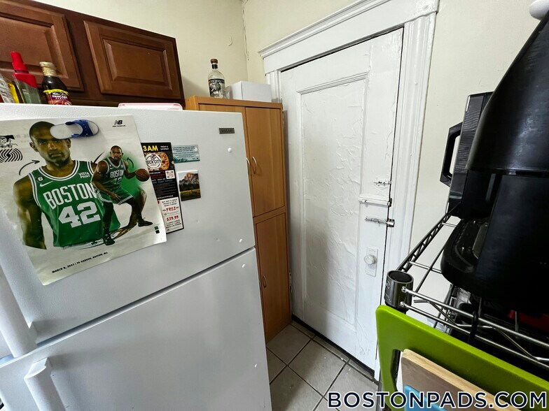 Building Photo - 248 Kelton St