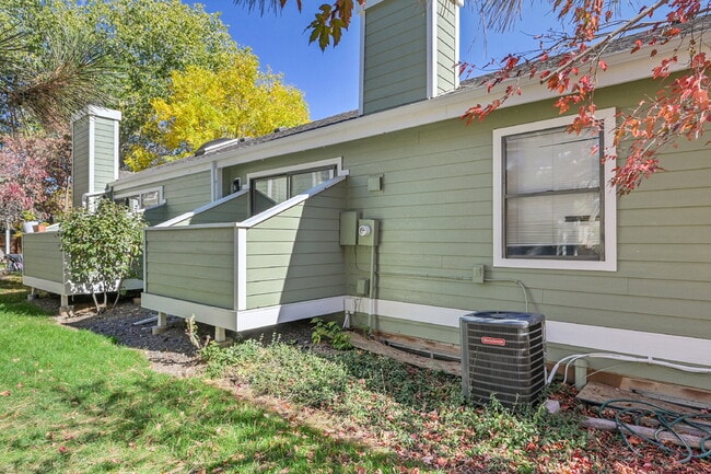 Building Photo - $2,285.00 - 3 Bedrooms, 2 Bathrooms Townho...