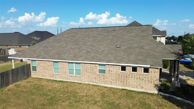 Building Photo - 1000 Farmhouse Dr