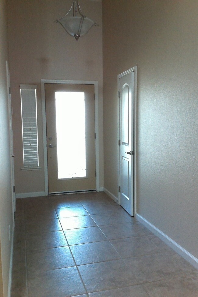 Building Photo - Beautiful Northeast 4 Bedroom 2.5 Bath home