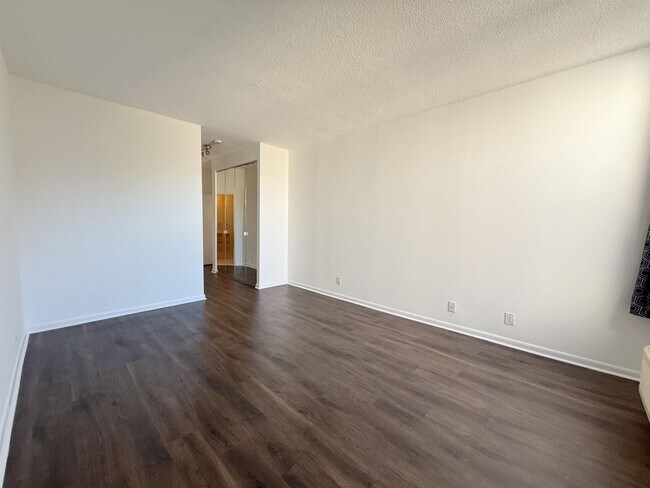 Building Photo - 200 Grand Cove Way
