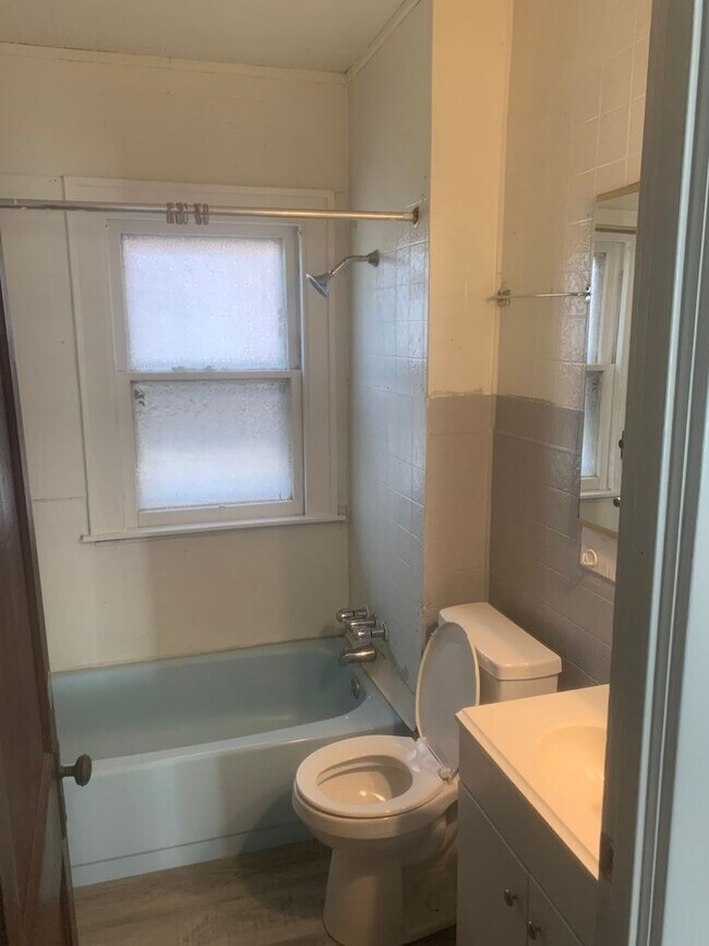 Building Photo - Charming 3-bedroom Section 8 Accepted!