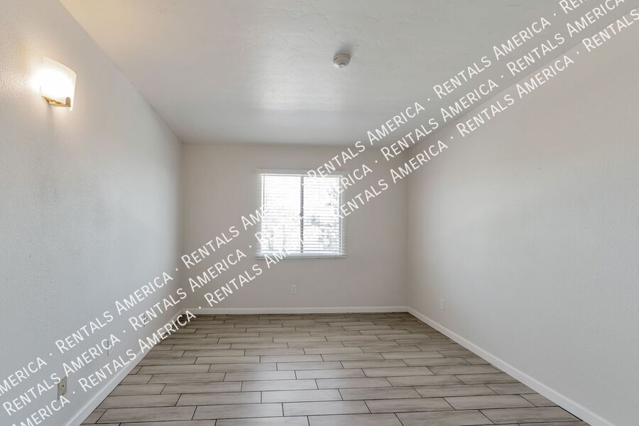 Building Photo - 1810 E Blacklidge Dr