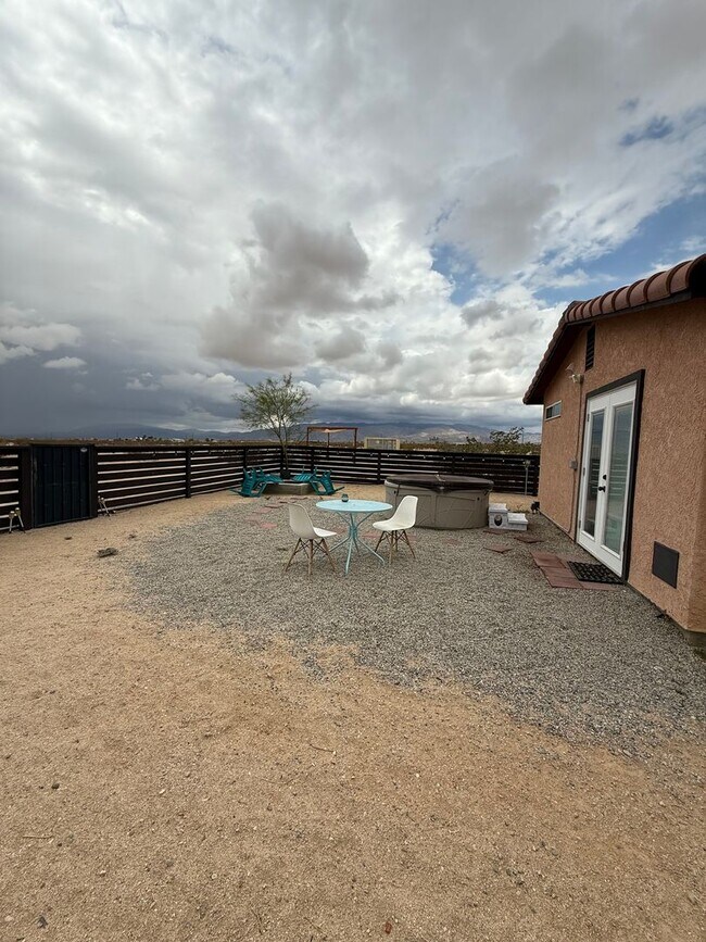Building Photo - Private 1 Bedroom 1 Bathroom Home