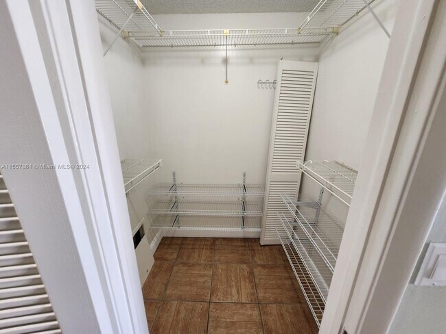 Building Photo - 995 SW 84th Ave