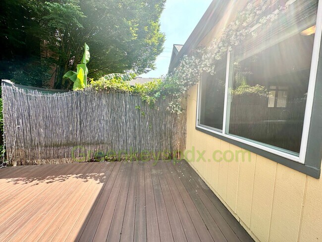Building Photo - 3-Bedroom, 2-Bathroom House with Attached Garage and Workshop Near Belmont and SE 45th