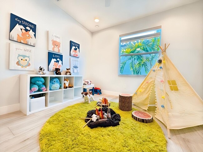 Building Photo - 15377 Green River Ct