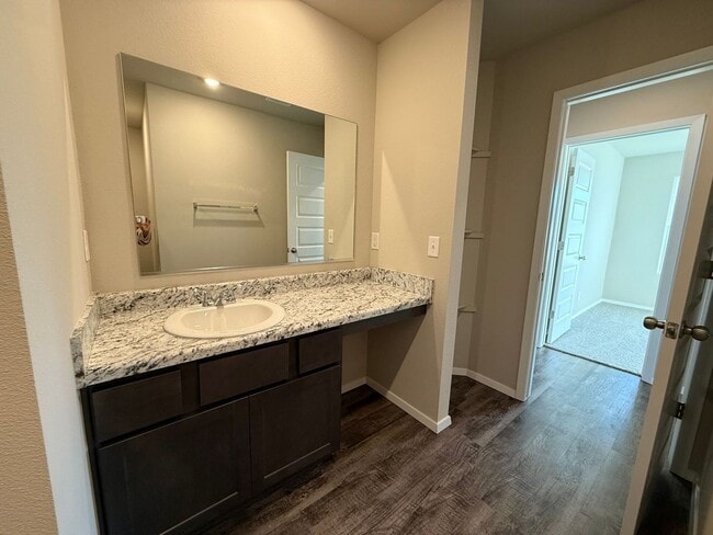 Building Photo - Welcome home to your 4 bed, 2 bath home in the desirable area of Broken Arrow, OK.