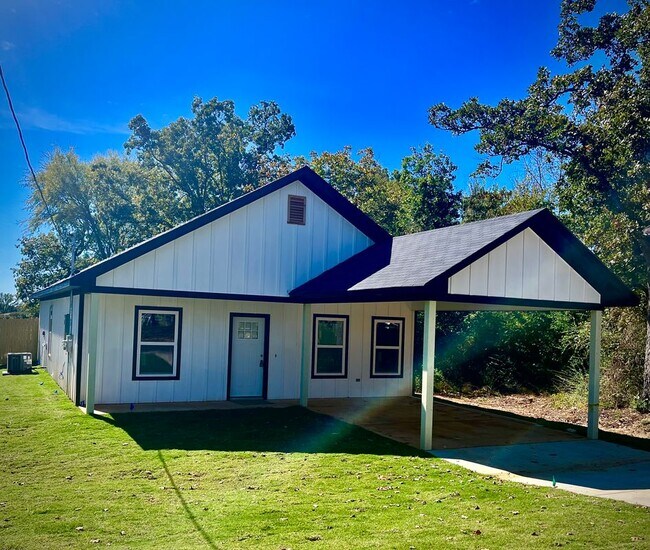 Building Photo - 616 Oak St