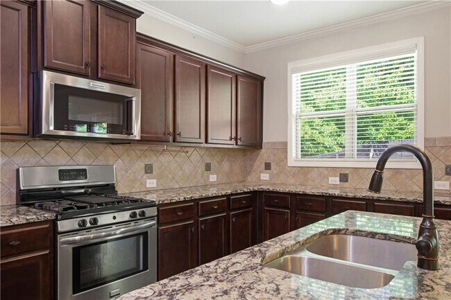 Building Photo - 4910 Belcrest Way