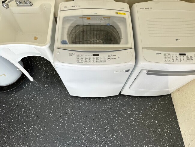 Building Photo - 1900 Curling Ave