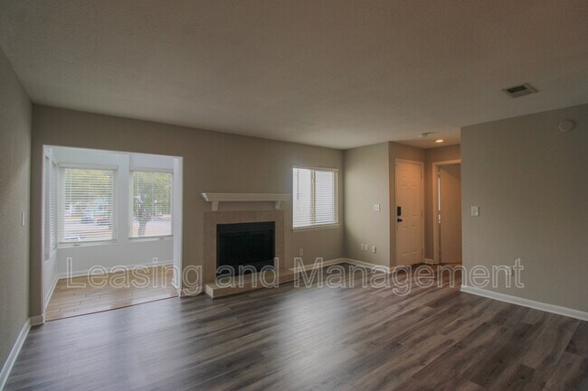 Building Photo - 271 Alexandra Dr