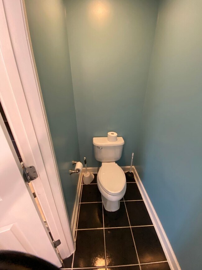Building Photo - Bright and Spacious End Unit Townhouse in ...