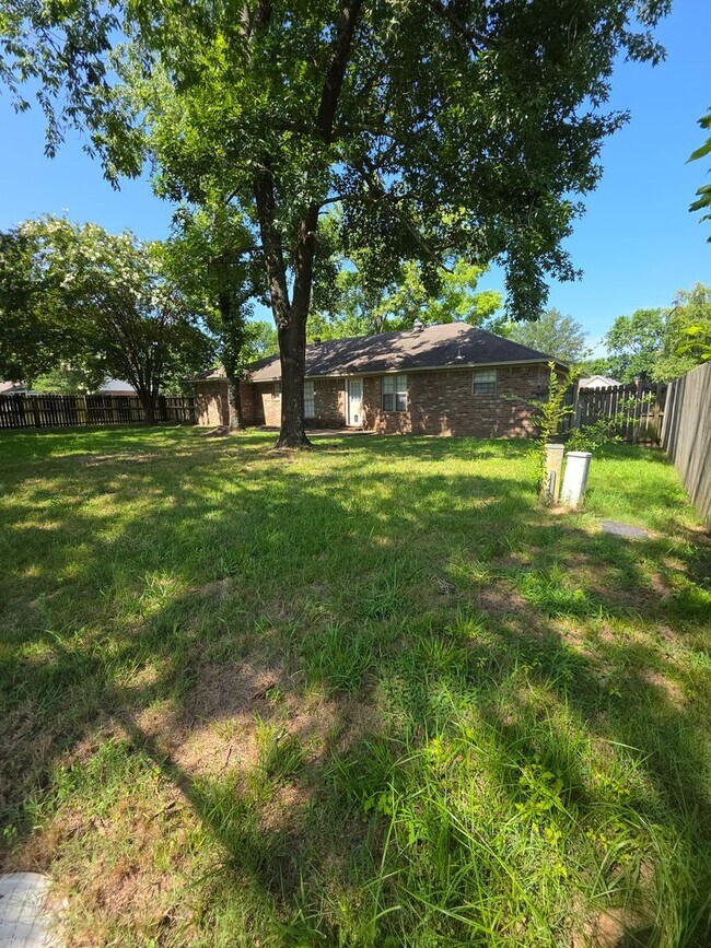 Building Photo - 619 Resimont Dr