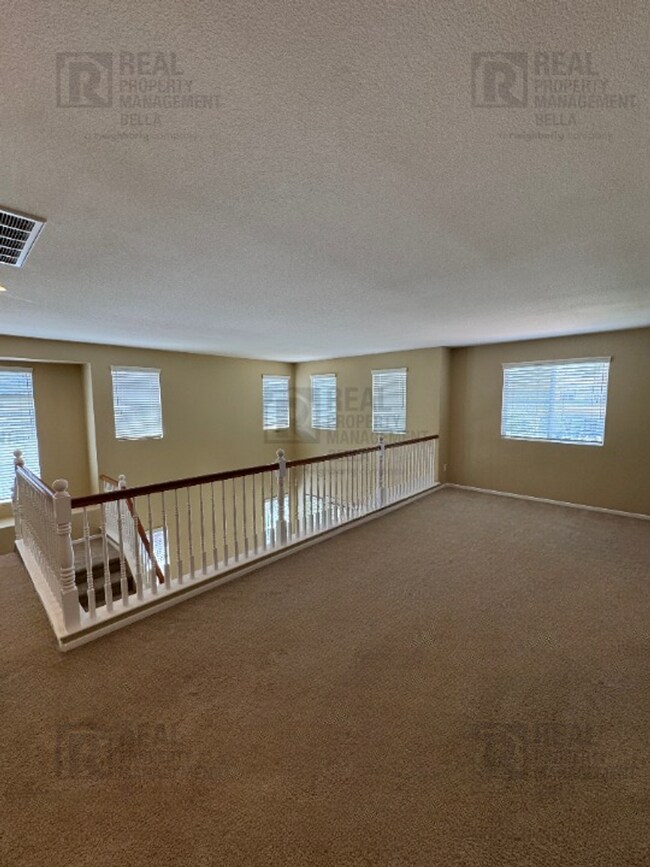 Building Photo - Ideal Layout! 4 Bedroom Home with Main Floor Bed/Bath & Open Loft