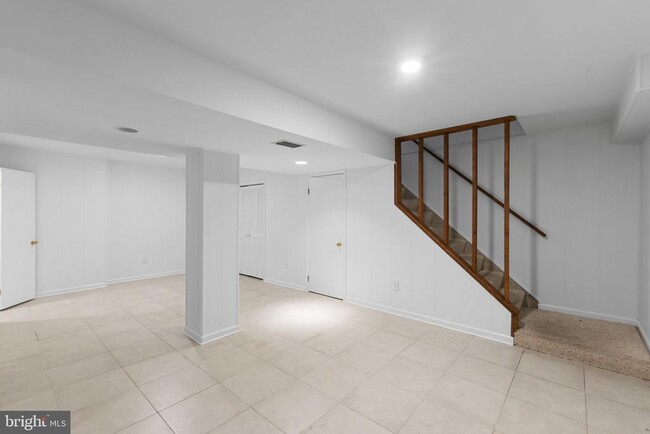 Building Photo - 6048 Redwood Ln