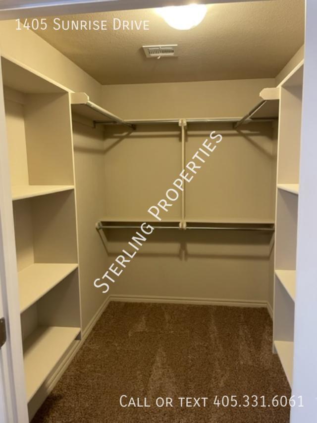 Building Photo - 1405 Sunrise Dr