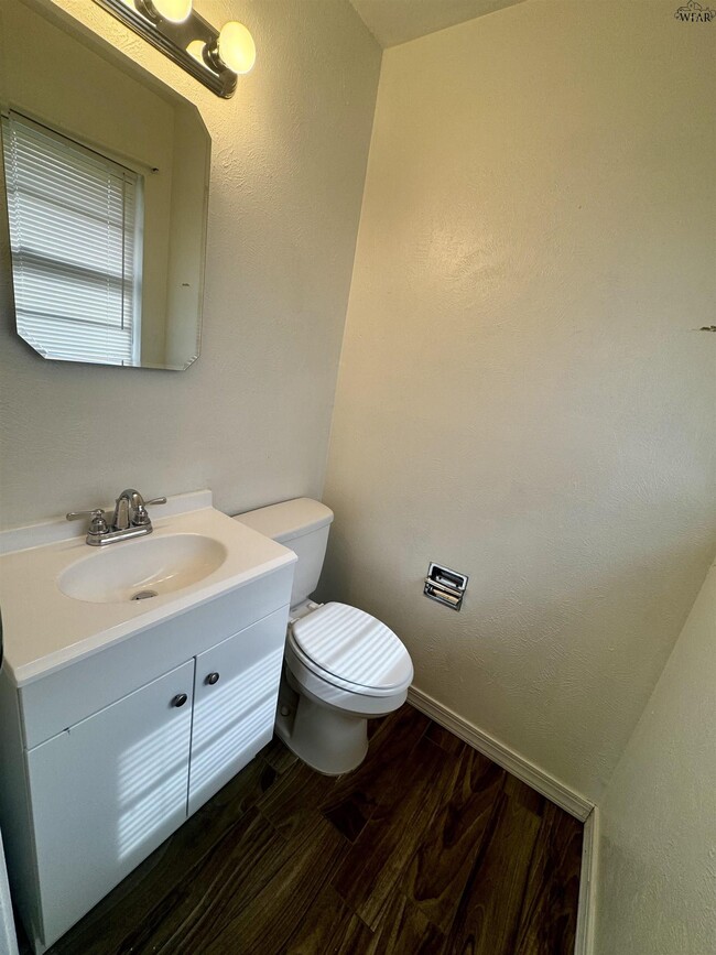 Building Photo - 1504 Red Fox Rd