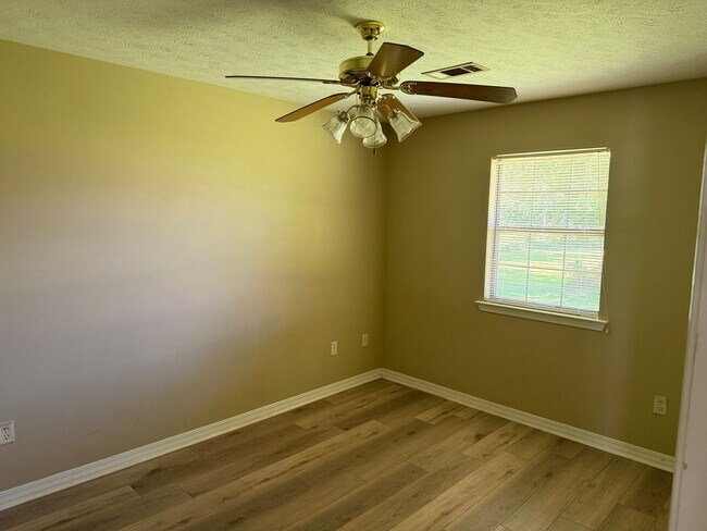 Building Photo - 2 Bed 1 Bath Duplex