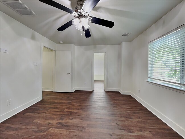 Building Photo - 26880 Hailey's Manor