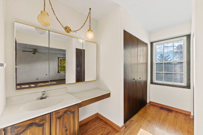 Building Photo - 62 E Fox Hill Dr